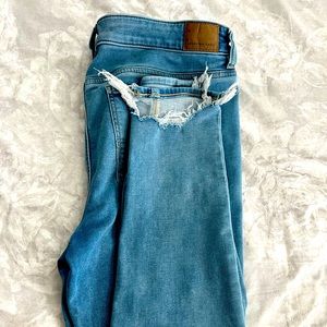 American eagle women’s low rise distressed jeggings.
